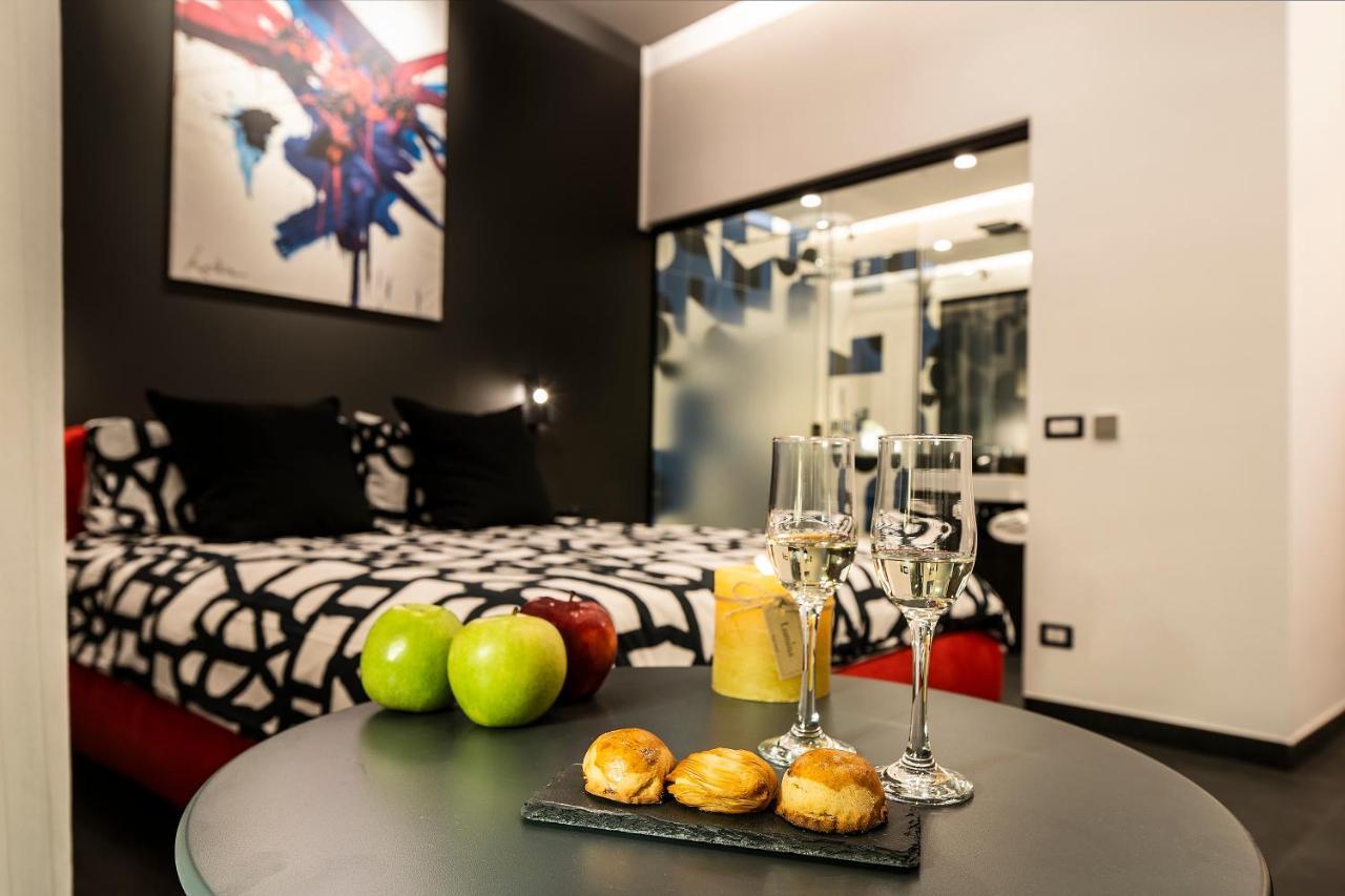 Le Stanze Del Barone Bed & Breakfast เนเปิลส์ ภายนอก รูปภาพ